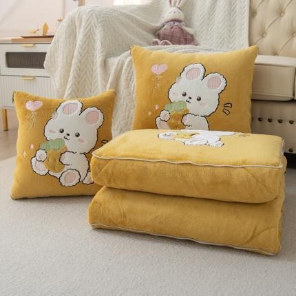 2023年牛奶绒高端贴布刺绣抱枕被（专版） 草莓兔-柠檬黄