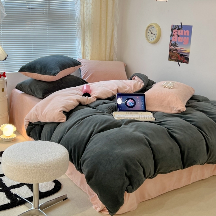 91家纺网 家纺一手货源 找家纺 昔可 2022新款奶油双拼系列牛奶绒四件套 高级灰粉