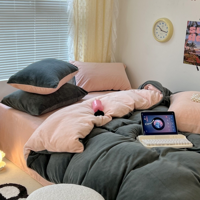 91家纺网 家纺一手货源 找家纺 昔可 2022新款奶油双拼系列牛奶绒四件套 高级灰粉