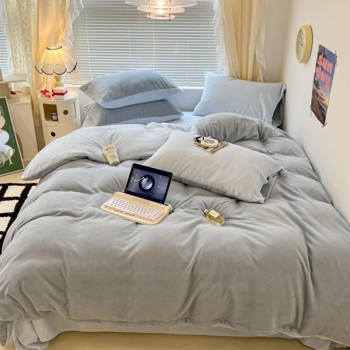 91家纺网 家纺一手货源 找家纺 昔可 2022新款奶油双拼系列牛奶绒四件套 奶香雾蓝