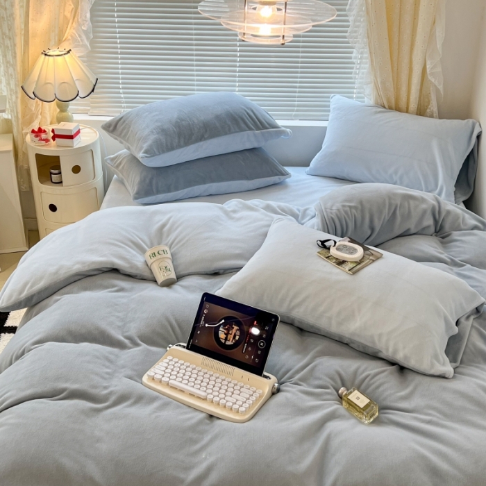 91家纺网 家纺一手货源 找家纺 昔可 2022新款奶油双拼系列牛奶绒四件套 奶香雾蓝