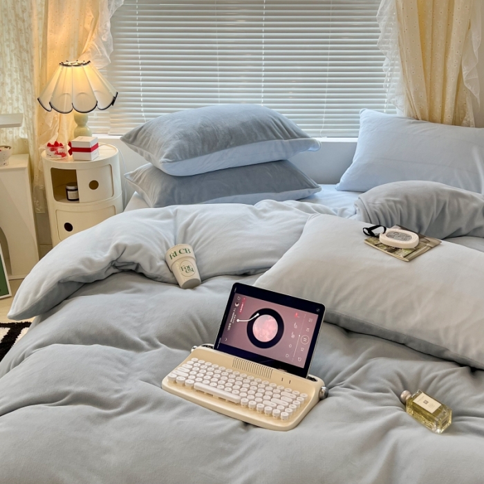 91家纺网 家纺一手货源 找家纺 昔可 2022新款奶油双拼系列牛奶绒四件套 奶香雾蓝