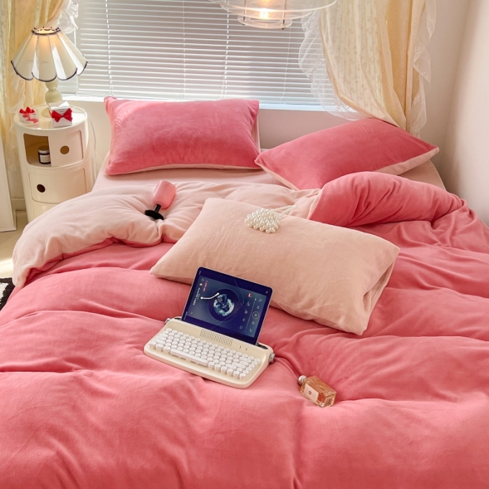 91家纺网 家纺一手货源 找家纺 昔可 2022新款奶油双拼系列牛奶绒四件套 树莓红拼粉