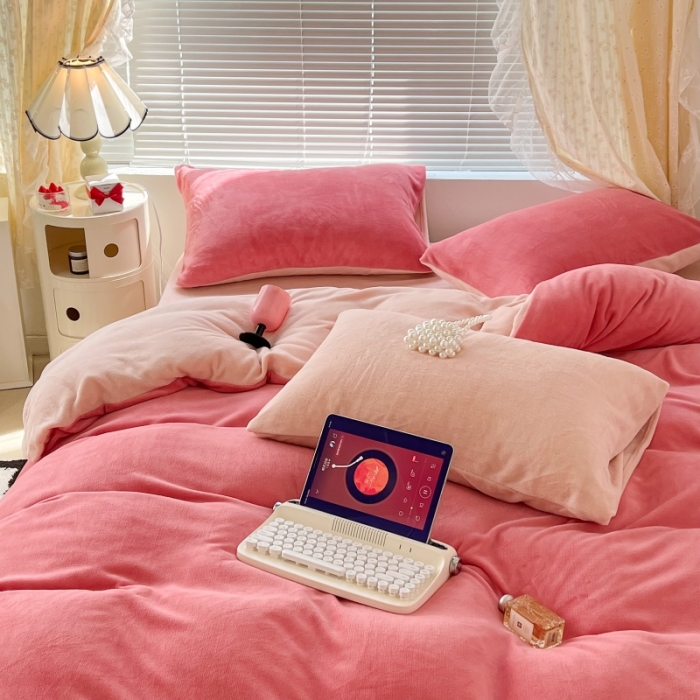 91家纺网 家纺一手货源 找家纺 昔可 2022新款奶油双拼系列牛奶绒四件套 树莓红拼粉