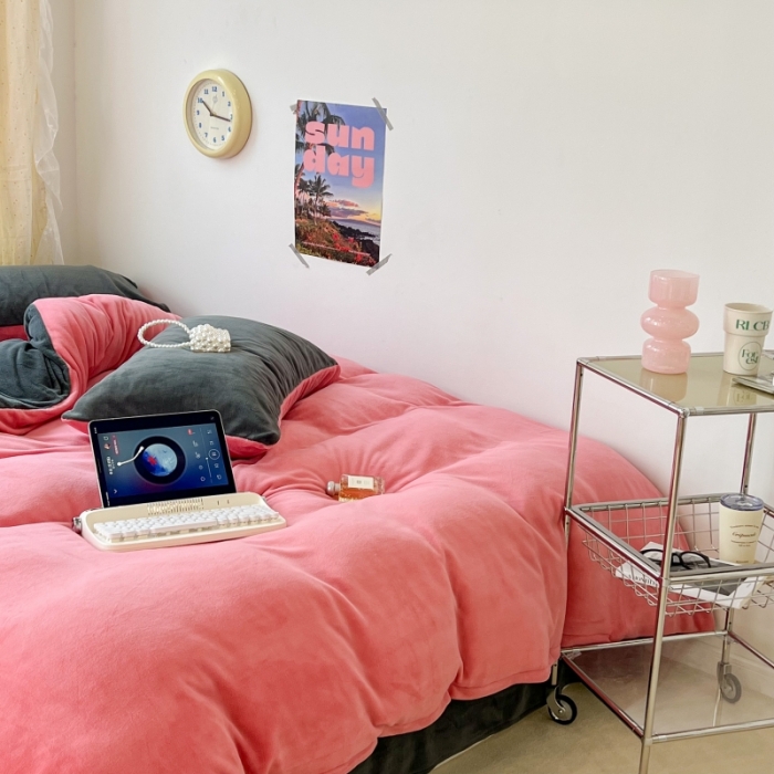 91家纺网 家纺一手货源 找家纺 昔可 2022新款奶油双拼系列牛奶绒四件套 树莓红拼深灰