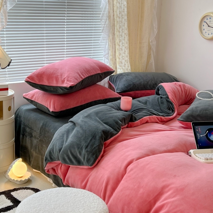 91家纺网 家纺一手货源 找家纺 昔可 2022新款奶油双拼系列牛奶绒四件套 树莓红拼深灰