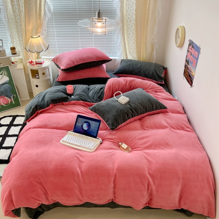 91家纺网 家纺一手货源 找家纺 昔可 2022新款奶油双拼系列牛奶绒四件套 树莓红拼深灰