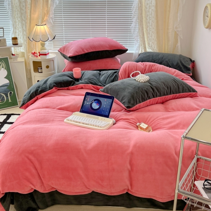 91家纺网 家纺一手货源 找家纺 昔可 2022新款奶油双拼系列牛奶绒四件套 树莓红拼深灰