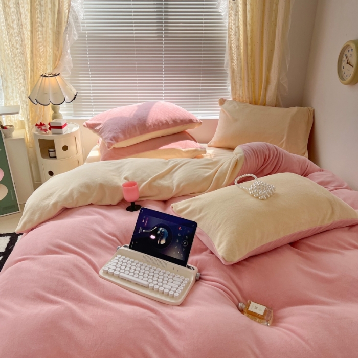 91家纺网 家纺一手货源 找家纺 昔可 2022新款奶油双拼系列牛奶绒四件套 甜心粉