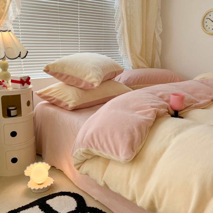 91家纺网 家纺一手货源 找家纺 昔可 2022新款奶油双拼系列牛奶绒四件套 微醺奶油黄粉