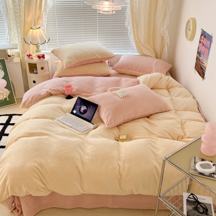 91家纺网 家纺一手货源 找家纺 昔可 2022新款奶油双拼系列牛奶绒四件套 微醺奶油黄粉