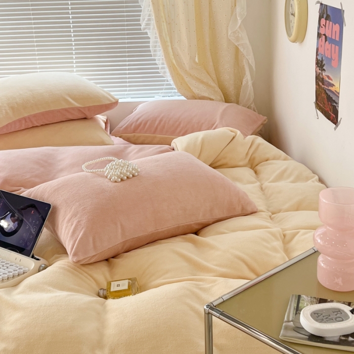 91家纺网 家纺一手货源 找家纺 昔可 2022新款奶油双拼系列牛奶绒四件套 微醺奶油黄粉