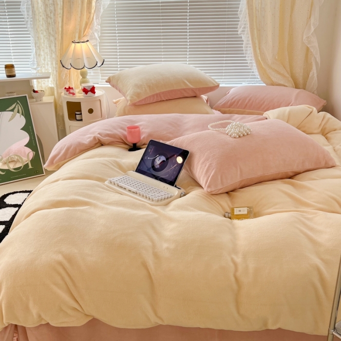 91家纺网 家纺一手货源 找家纺 昔可 2022新款奶油双拼系列牛奶绒四件套 微醺奶油黄粉