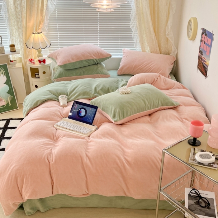 91家纺网 家纺一手货源 找家纺 昔可 2022新款奶油双拼系列牛奶绒四件套 樱甜粉绿