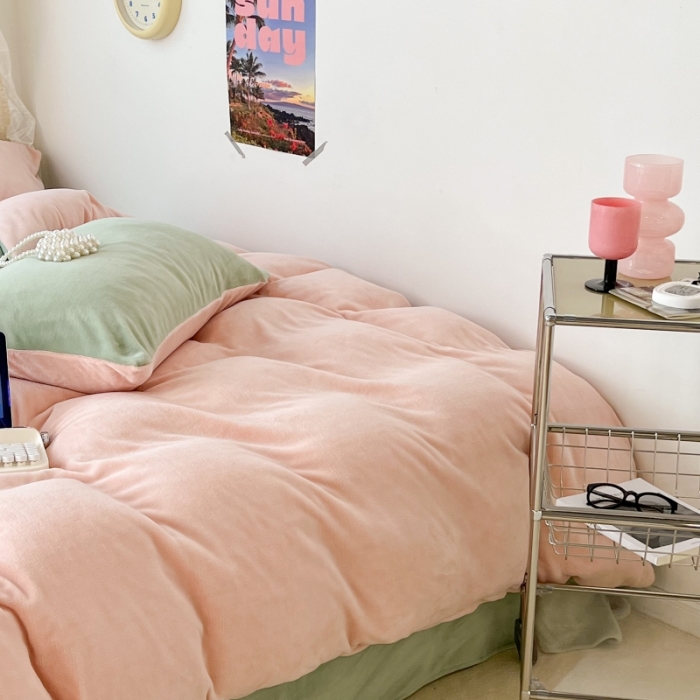 91家纺网 家纺一手货源 找家纺 昔可 2022新款奶油双拼系列牛奶绒四件套 樱甜粉绿