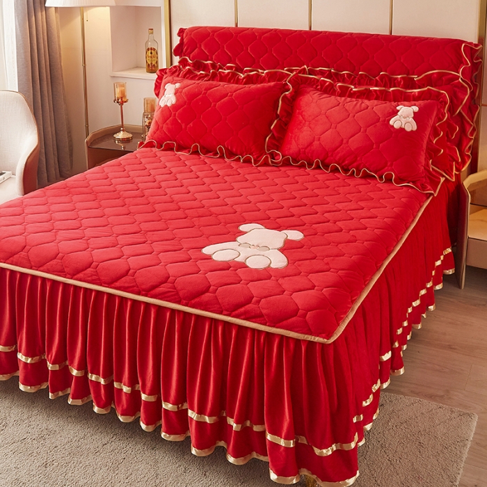 91家纺网 家纺一手货源 找家纺 屹成家纺 2024新款亲肤水晶绒夹棉床裙四件套-小熊款典雅红