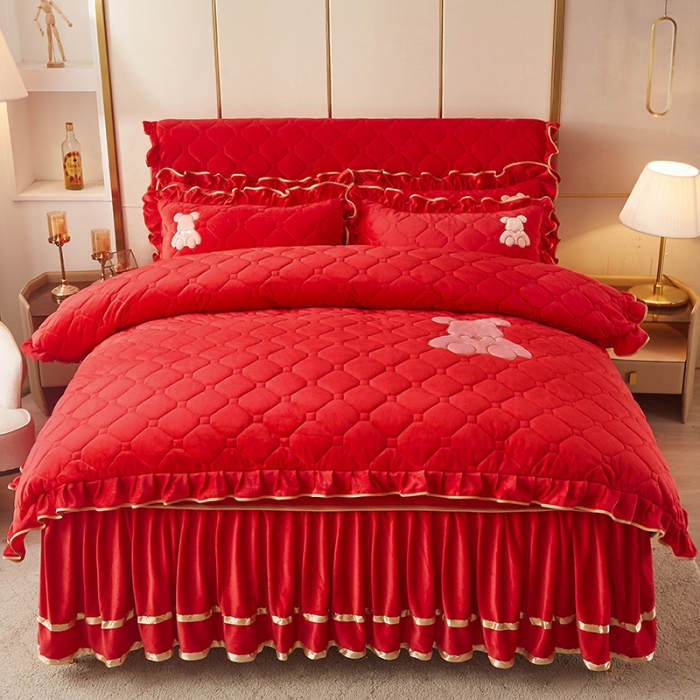 91家纺网 家纺一手货源 找家纺 屹成家纺 2024新款亲肤水晶绒夹棉床裙四件套-小熊款典雅红