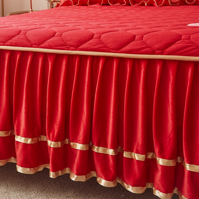 91家纺网 家纺一手货源 找家纺 屹成家纺 2024新款亲肤水晶绒夹棉床裙四件套-小熊款典雅红