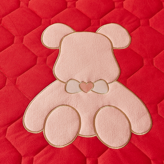 91家纺网 家纺一手货源 找家纺 屹成家纺 2024新款亲肤水晶绒夹棉床裙四件套-小熊款典雅红