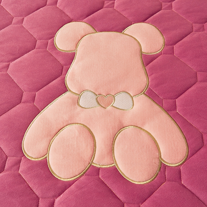 91家纺网 家纺一手货源 找家纺 屹成家纺 2024新款亲肤水晶绒夹棉床裙四件套-小熊款 豆沙