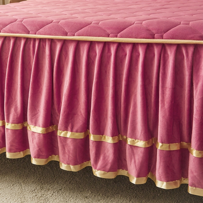 91家纺网 家纺一手货源 找家纺 屹成家纺 2024新款亲肤水晶绒夹棉床裙四件套-小熊款 豆沙