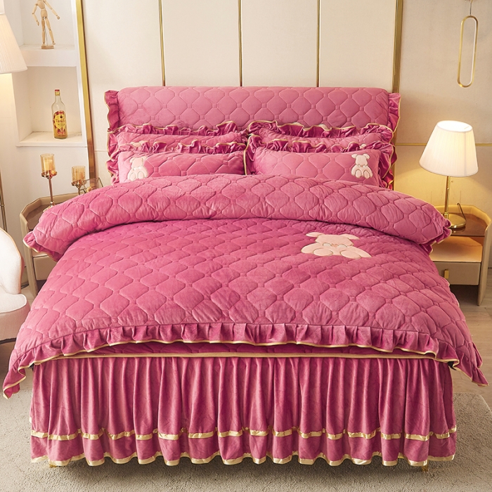 91家纺网 家纺一手货源 找家纺 屹成家纺 2024新款亲肤水晶绒夹棉床裙四件套-小熊款 豆沙