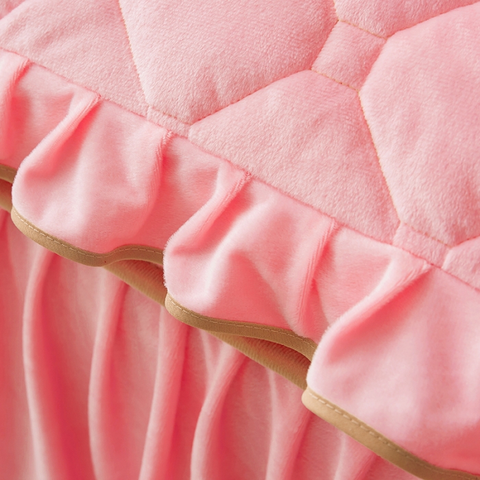 91家纺网 家纺一手货源 找家纺 屹成家纺 2024新款亲肤水晶绒夹棉床裙四件套-小熊款 粉玉