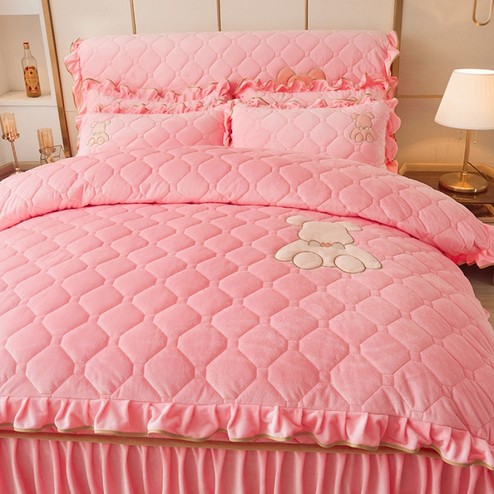 91家纺网 家纺一手货源 找家纺 屹成家纺 2024新款亲肤水晶绒夹棉床裙四件套-小熊款 粉玉