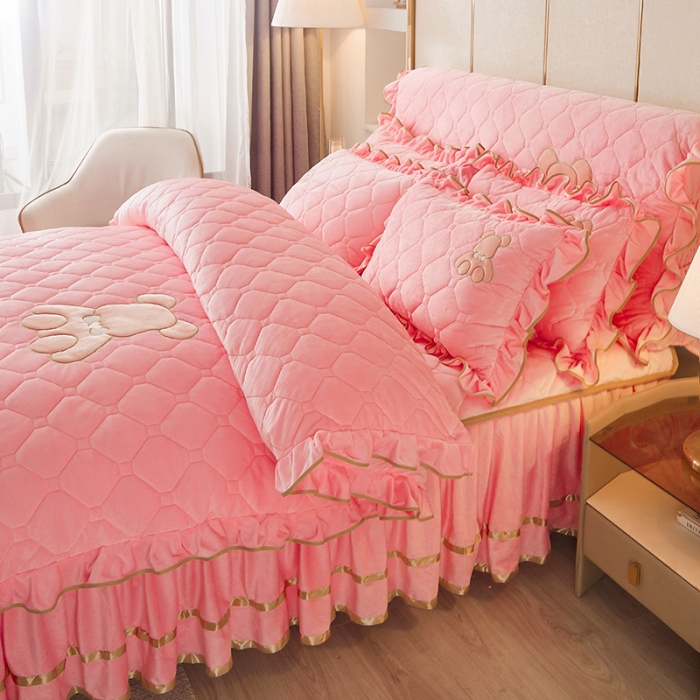 91家纺网 家纺一手货源 找家纺 屹成家纺 2024新款亲肤水晶绒夹棉床裙四件套-小熊款 粉玉