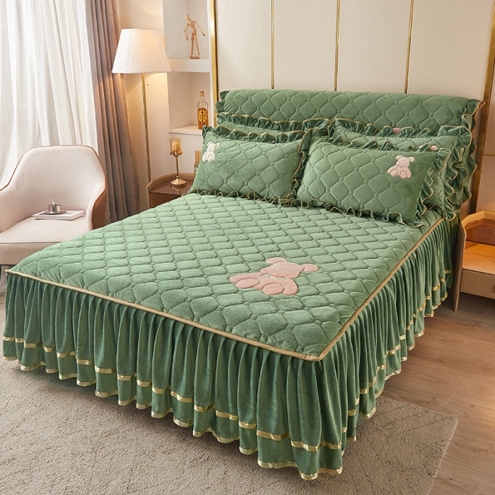 91家纺网 家纺一手货源 找家纺 屹成家纺 2024新款亲肤水晶绒夹棉床裙四件套-小熊款橄榄緑