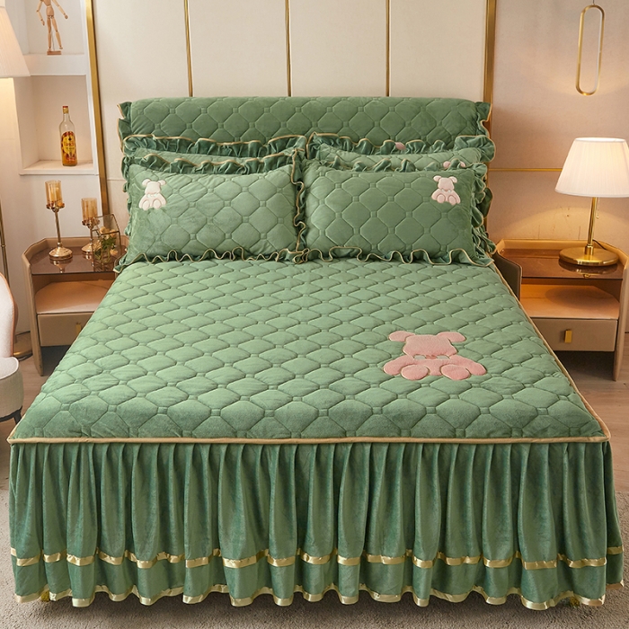 91家纺网 家纺一手货源 找家纺 屹成家纺 2024新款亲肤水晶绒夹棉床裙四件套-小熊款橄榄緑