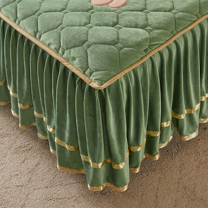 91家纺网 家纺一手货源 找家纺 屹成家纺 2024新款亲肤水晶绒夹棉床裙四件套-小熊款橄榄緑