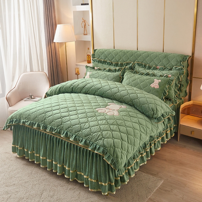 91家纺网 家纺一手货源 找家纺 屹成家纺 2024新款亲肤水晶绒夹棉床裙四件套-小熊款橄榄緑