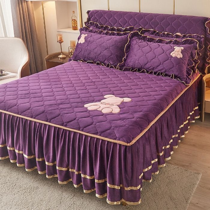 91家纺网 家纺一手货源 找家纺 屹成家纺 2024新款亲肤水晶绒夹棉床裙四件套-小熊款高贵紫