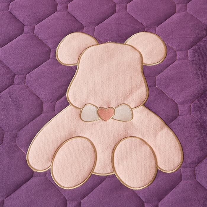 91家纺网 家纺一手货源 找家纺 屹成家纺 2024新款亲肤水晶绒夹棉床裙四件套-小熊款高贵紫