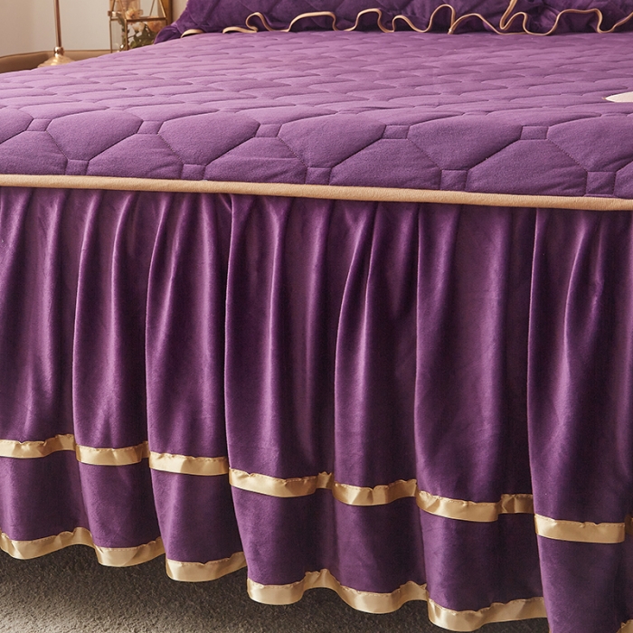 91家纺网 家纺一手货源 找家纺 屹成家纺 2024新款亲肤水晶绒夹棉床裙四件套-小熊款高贵紫