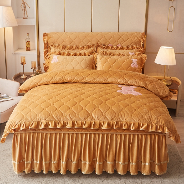 91家纺网 家纺一手货源 找家纺 屹成家纺 2024新款亲肤水晶绒夹棉床裙四件套-小熊款 金驼