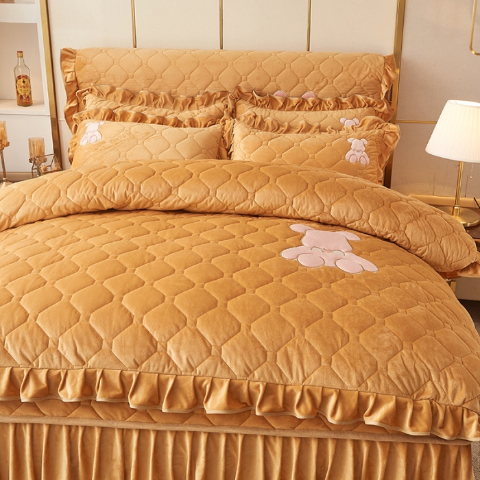 91家纺网 家纺一手货源 找家纺 屹成家纺 2024新款亲肤水晶绒夹棉床裙四件套-小熊款 金驼