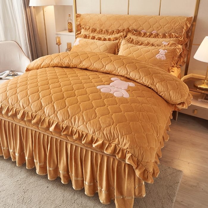 91家纺网 家纺一手货源 找家纺 屹成家纺 2024新款亲肤水晶绒夹棉床裙四件套-小熊款 金驼