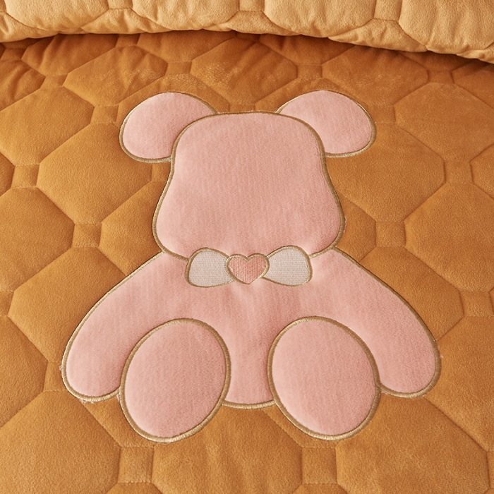 91家纺网 家纺一手货源 找家纺 屹成家纺 2024新款亲肤水晶绒夹棉床裙四件套-小熊款 金驼