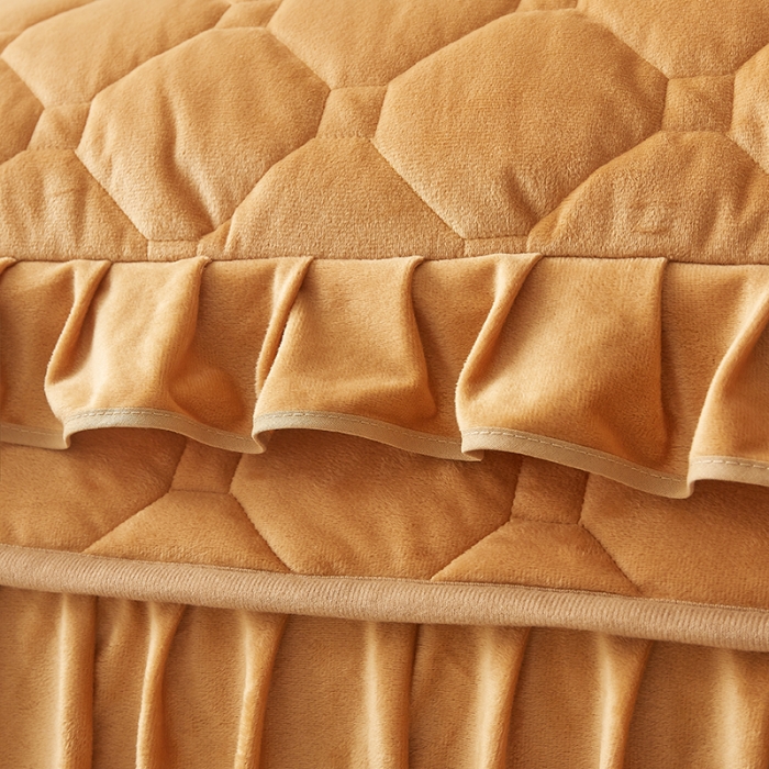 91家纺网 家纺一手货源 找家纺 屹成家纺 2024新款亲肤水晶绒夹棉床裙四件套-小熊款 金驼