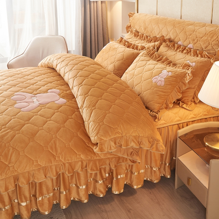 91家纺网 家纺一手货源 找家纺 屹成家纺 2024新款亲肤水晶绒夹棉床裙四件套-小熊款 金驼