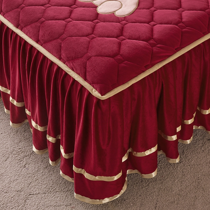 91家纺网 家纺一手货源 找家纺 屹成家纺 2024新款亲肤水晶绒夹棉床裙四件套-小熊款 酒红