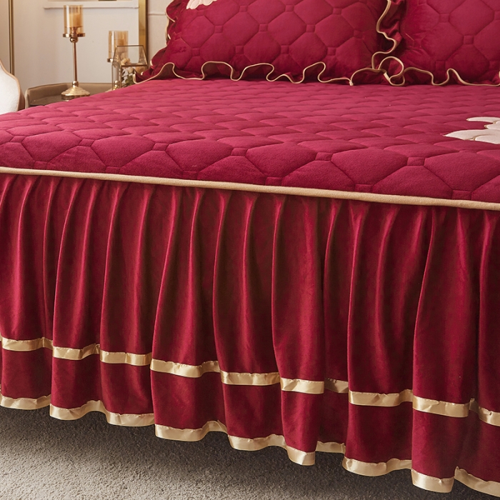 91家纺网 家纺一手货源 找家纺 屹成家纺 2024新款亲肤水晶绒夹棉床裙四件套-小熊款 酒红