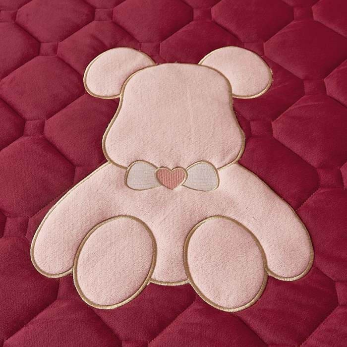 91家纺网 家纺一手货源 找家纺 屹成家纺 2024新款亲肤水晶绒夹棉床裙四件套-小熊款 酒红