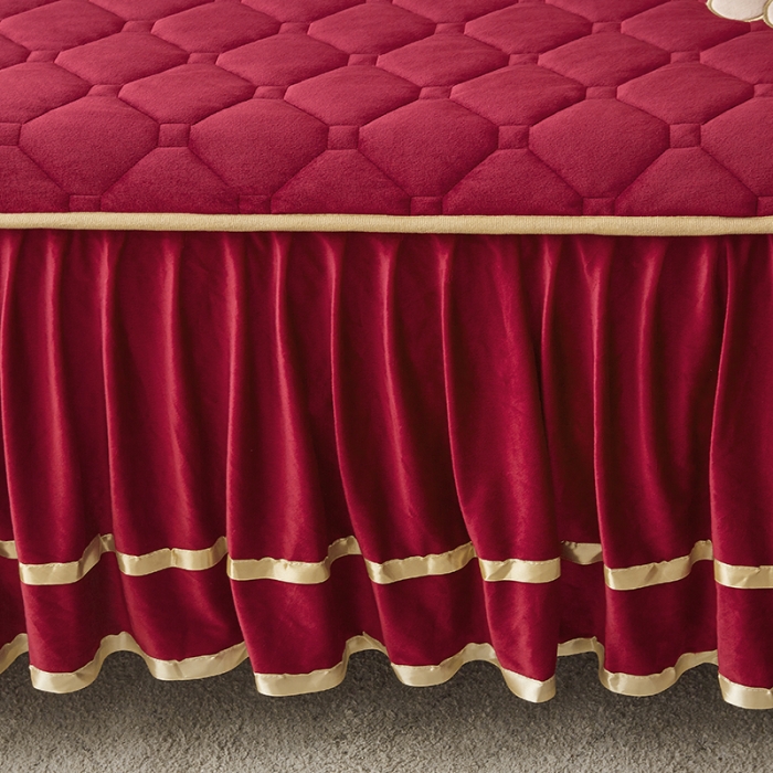 91家纺网 家纺一手货源 找家纺 屹成家纺 2024新款亲肤水晶绒夹棉床裙四件套-小熊款 酒红