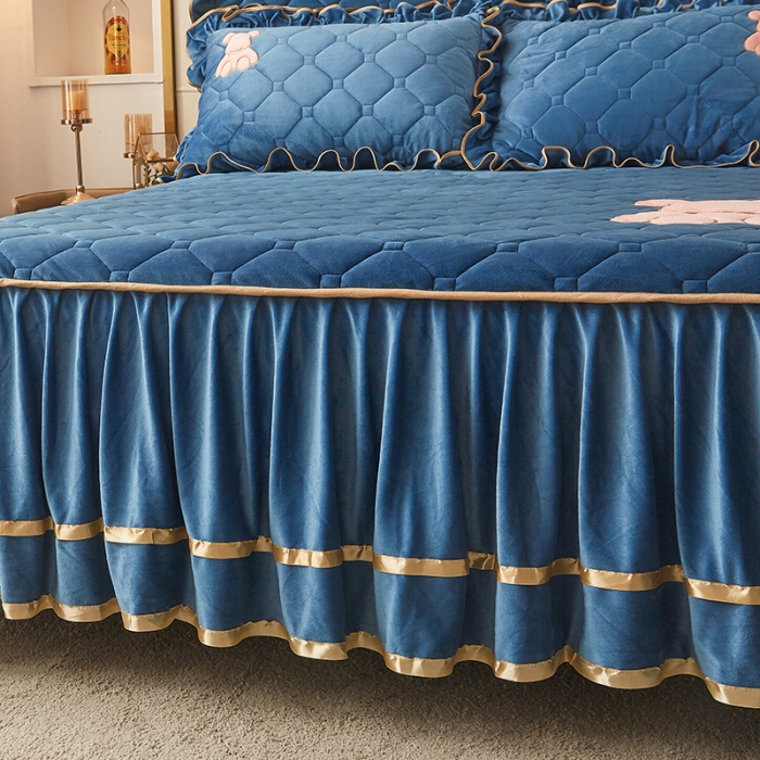 91家纺网 家纺一手货源 找家纺 屹成家纺 2024新款亲肤水晶绒夹棉床裙四件套-小熊款 蔚蓝