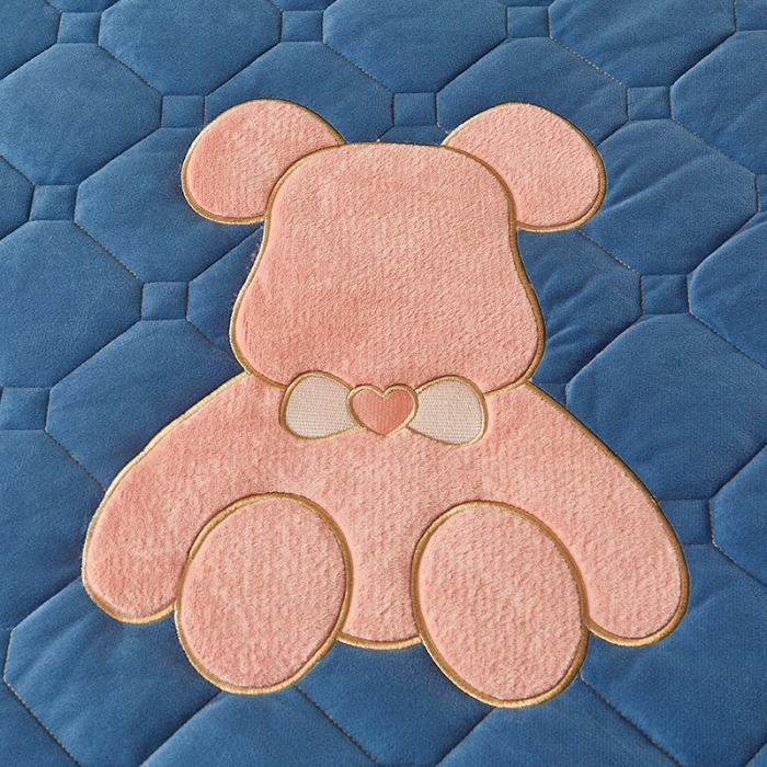 91家纺网 家纺一手货源 找家纺 屹成家纺 2024新款亲肤水晶绒夹棉床裙四件套-小熊款 蔚蓝