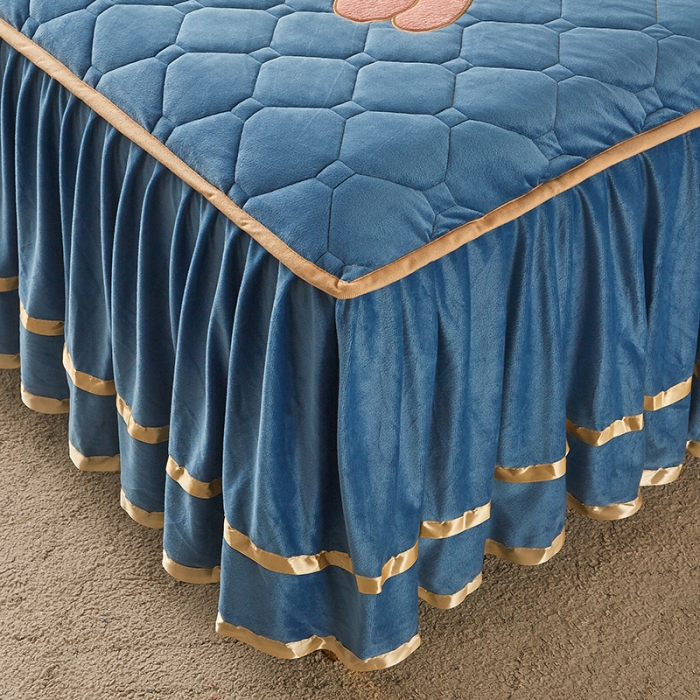 91家纺网 家纺一手货源 找家纺 屹成家纺 2024新款亲肤水晶绒夹棉床裙四件套-小熊款 蔚蓝