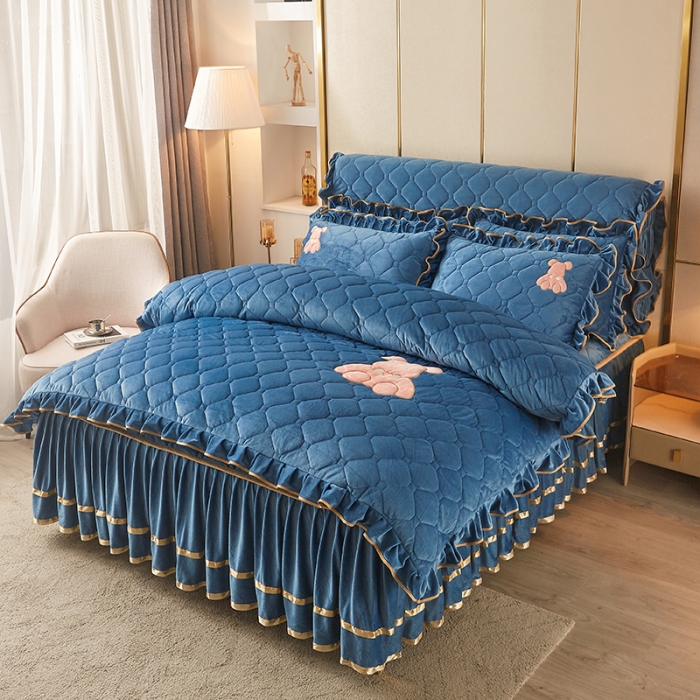 91家纺网 家纺一手货源 找家纺 屹成家纺 2024新款亲肤水晶绒夹棉床裙四件套-小熊款 蔚蓝